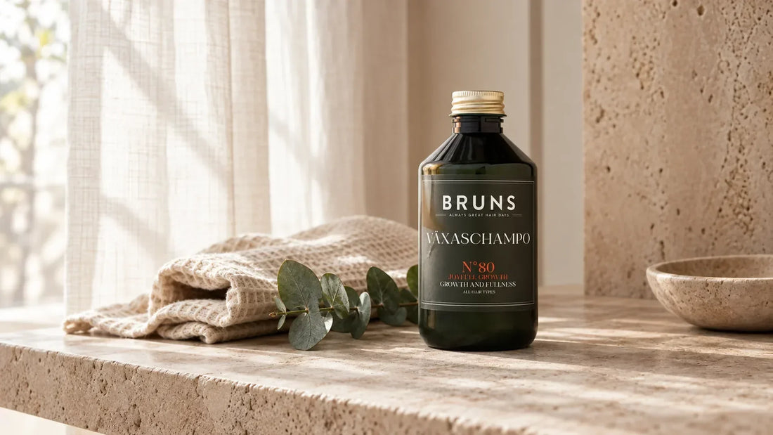 BRUNS Växaschampo N80 med kork i ett varmt skandinaviskt badrum