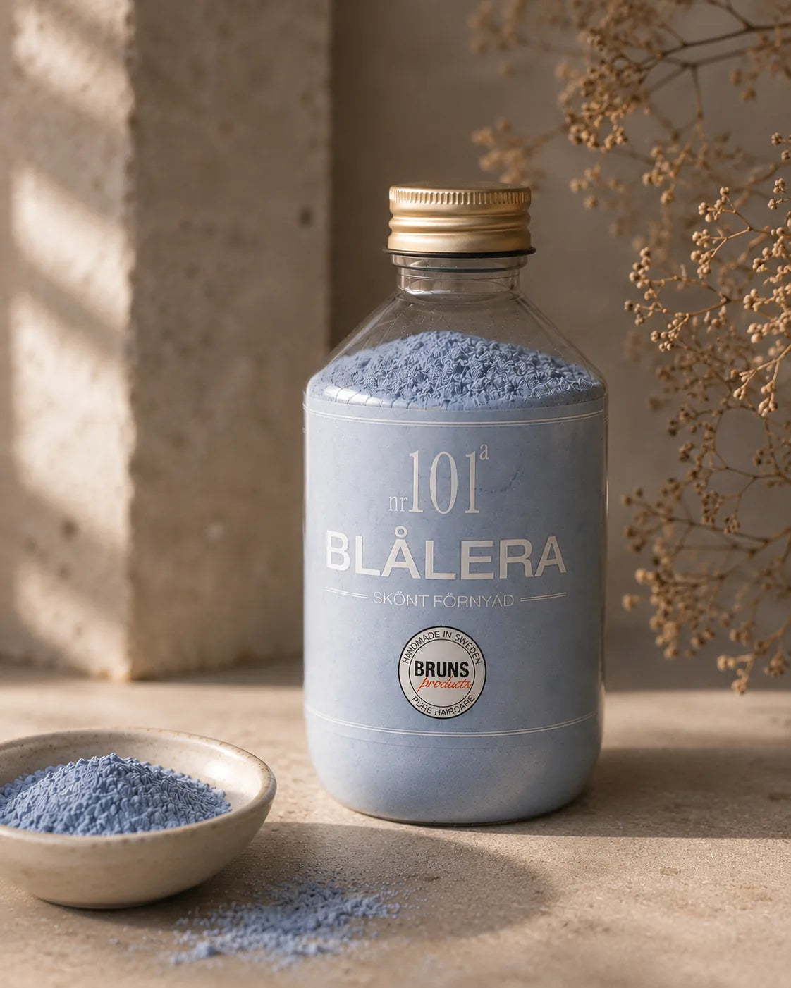BRUNS Blålera Nº101 med blått lerpulver i en liten skål