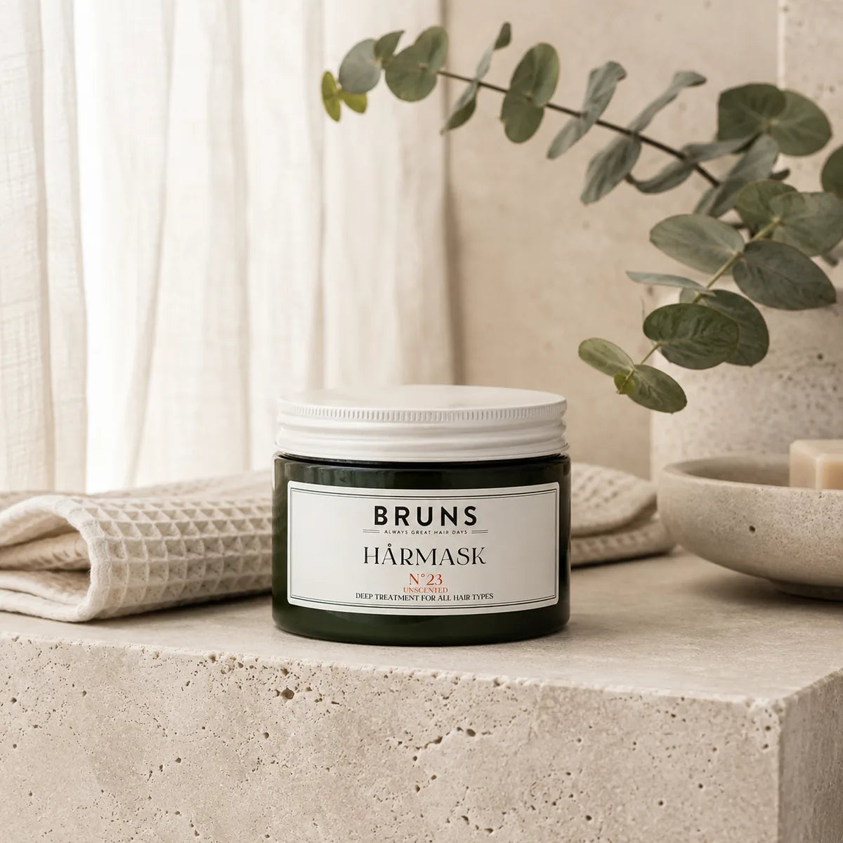 BRUNS Hårmask N23 Unscented 350 ml i ljust skandinaviskt hemmaspa-badrum