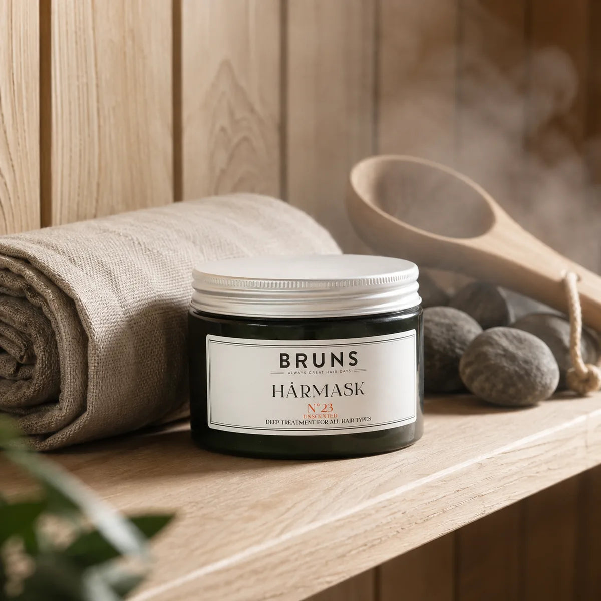 BRUNS Hårmask N23 Unscented 350 ml i avkopplande skandinavisk bastumiljö