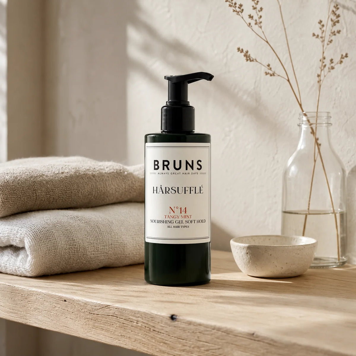 BRUNS Hårsufflé N14 Tangy Mint på en badrumshylla