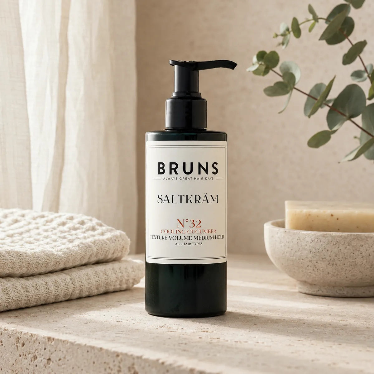 BRUNS Saltkräm N32 Cooling Cucumber 200 ml i ljust skandinaviskt hemmaspa-badrum