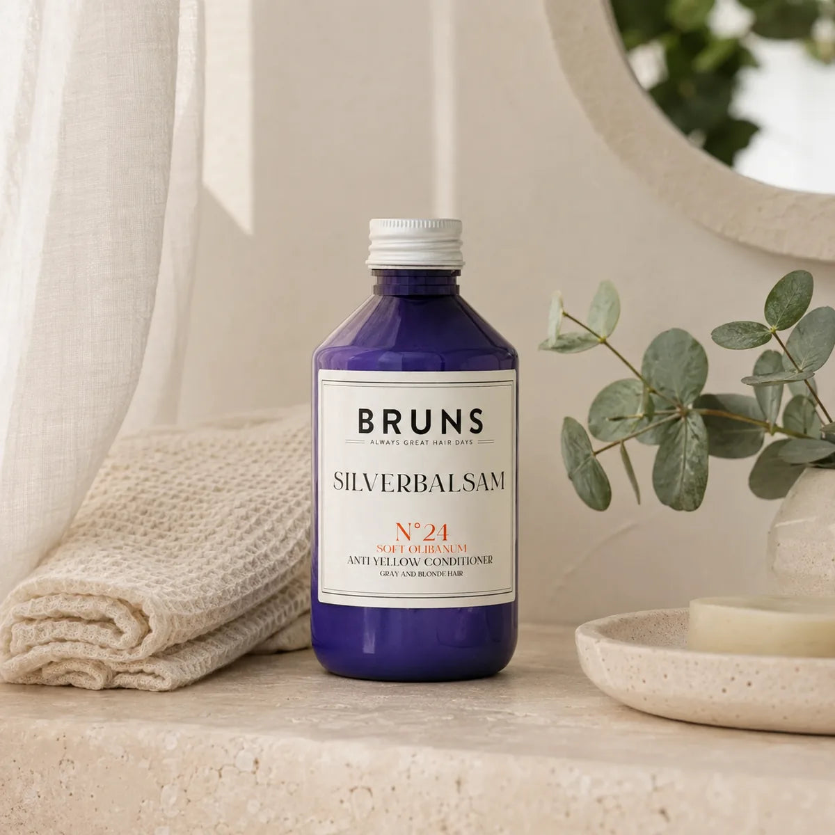 BRUNS Silverbalsam N24 Soft Olibanum 300 ml i ljust skandinaviskt hemmaspa-badrum