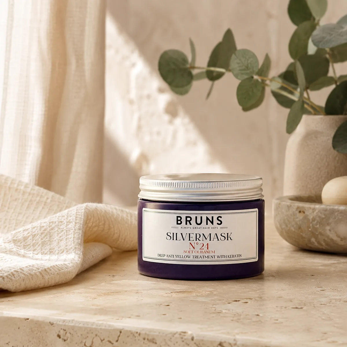 BRUNS Silvermask N24 Soft Olibanum 350 ml i ljust skandinaviskt hemmaspa-badrum