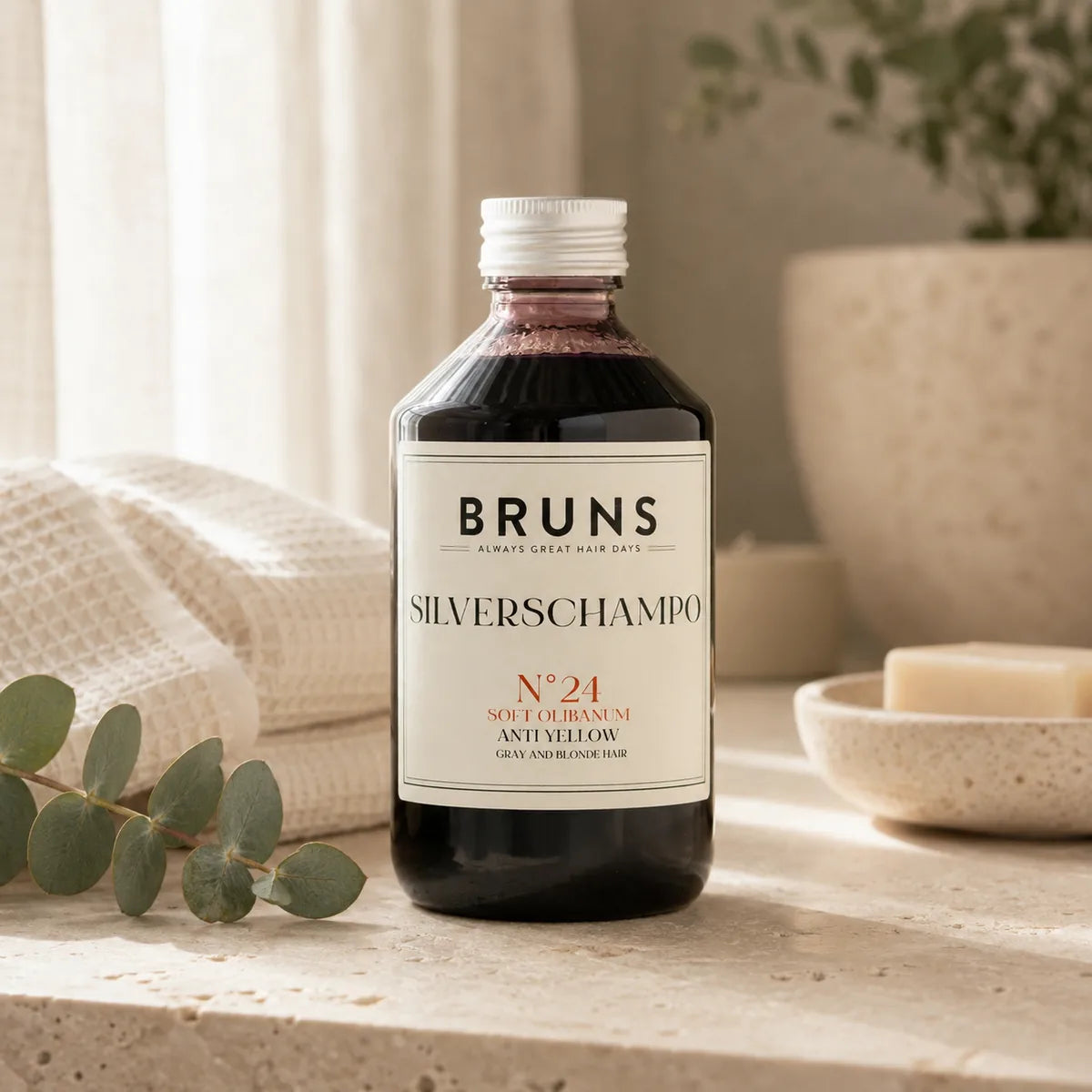 BRUNS Silverschampo N24 Soft Olibanum 300 ml i ljust skandinaviskt hemmaspa-badrum