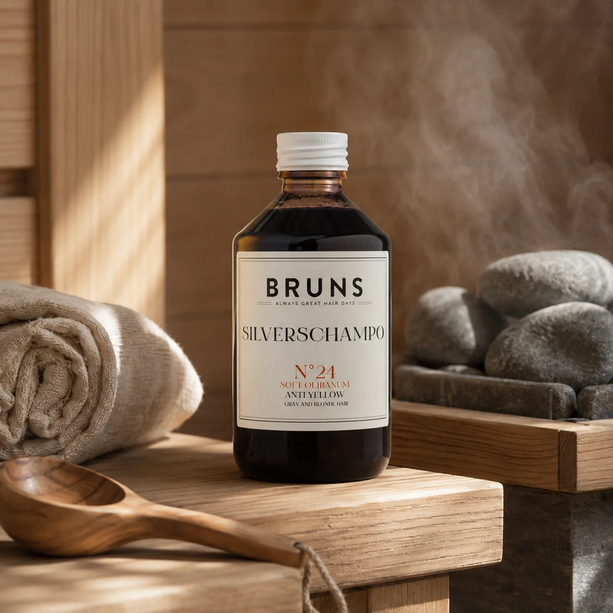 BRUNS Silverschampo N24 Soft Olibanum 300 ml i avkopplande skandinavisk bastumiljö