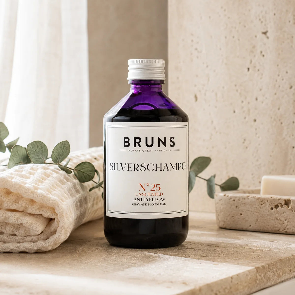BRUNS Silverschampo N25 Unscented 300 ml i ljust skandinaviskt hemmaspa-badrum