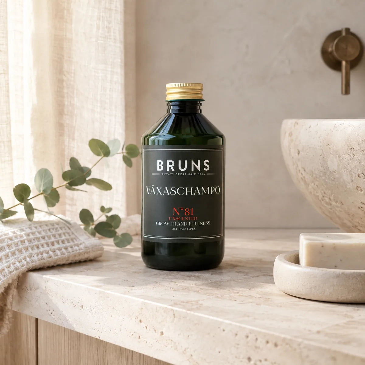 BRUNS Växaschampo N81 Unscented 300 ml i ljust skandinaviskt hemmaspa-badrum