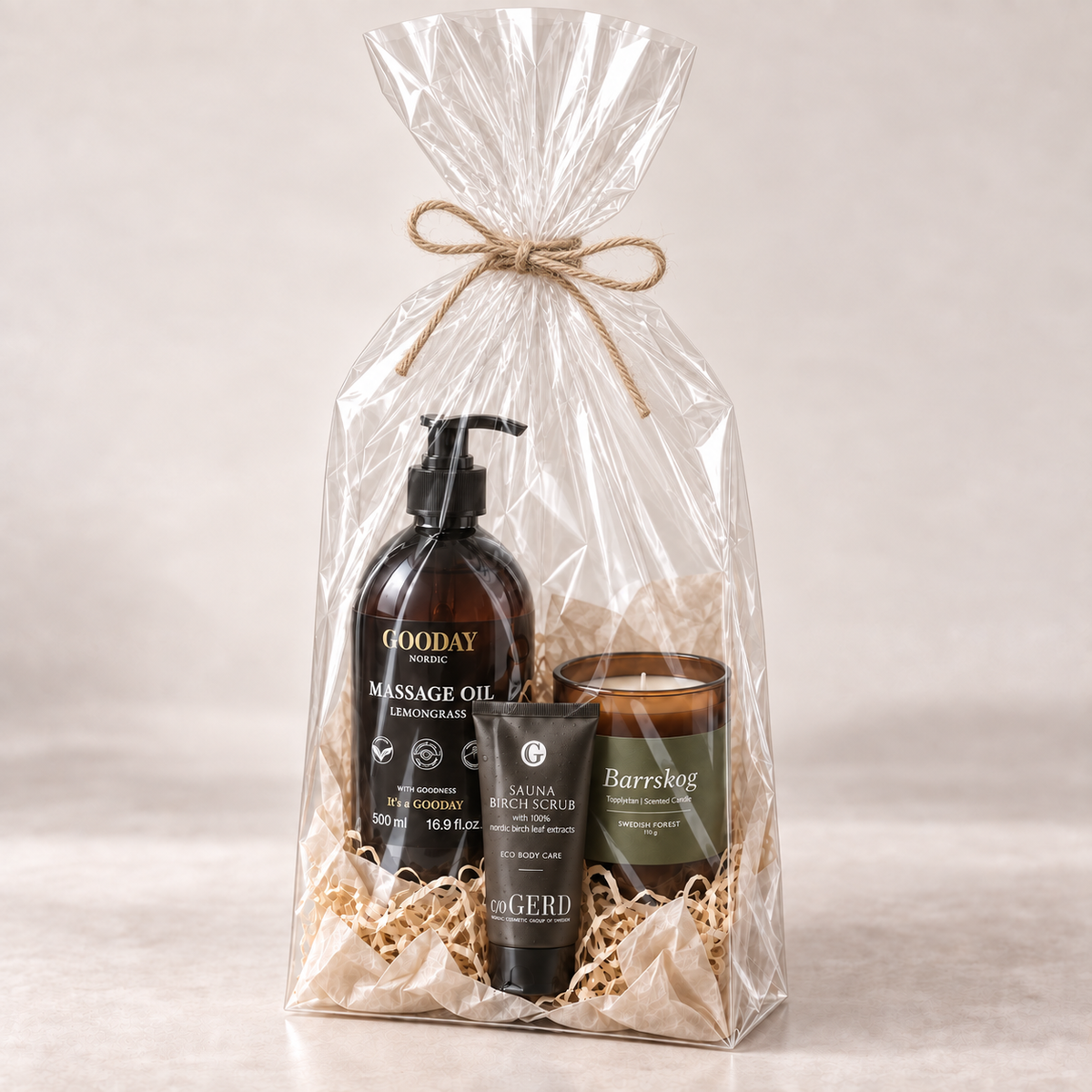 Presentförpackning i transparent cellofanpåse med hampasnöre och utvalda Hemmaspa-produkter